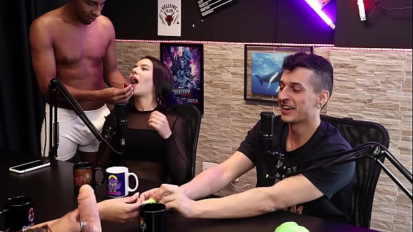 Download Video - Gostosa fica de peito de fora pra servir um shot ao convidado - Dieni Ga&uacute;cha e Pedro Albuquerque