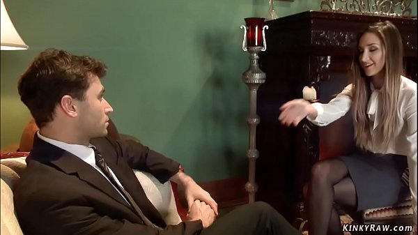 Une Grosse Bite De Courrier Anal Baise Une Brune