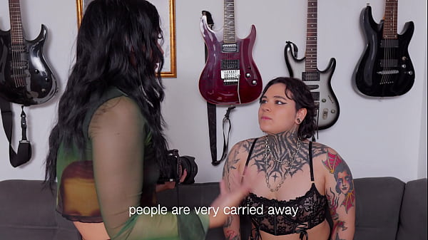 My photographer sucks my pussy because I don't have money, my first time with a woman