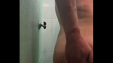 Montando una gran verga en el baño