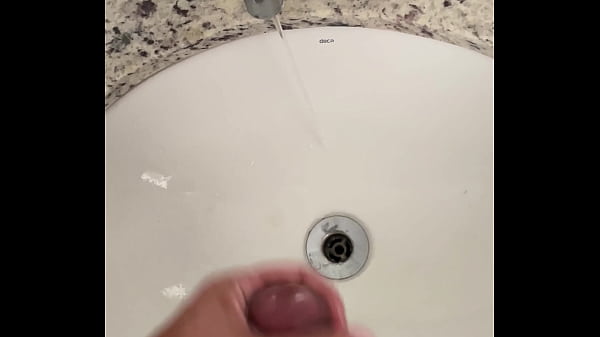 Lavando minha piroca na pia do banheiro !!