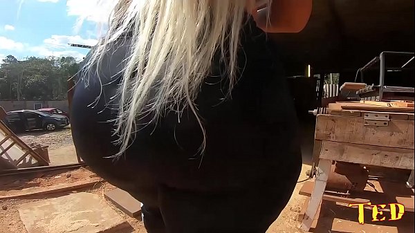 Download Video - Wanessa Boyer &eacute; pega de surpresa no banho dentro da marcenaria - Dogaloy