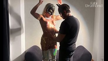 MILF brasileira vai tirar foto e acaba com a cara toda gozada &ndash; Fabi Drumond