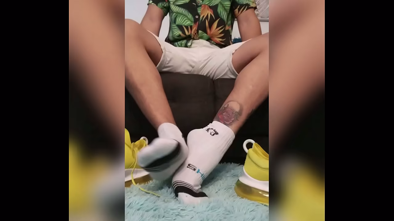 Lat&amp_iacuteShow his Feet and Socks