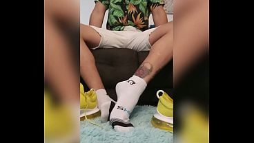 Download Video - Lat&iacuteShow his Feet and Socks