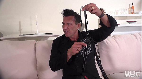 Submissive blondie Lara Onyx in chains double penetrated by two gentlemen