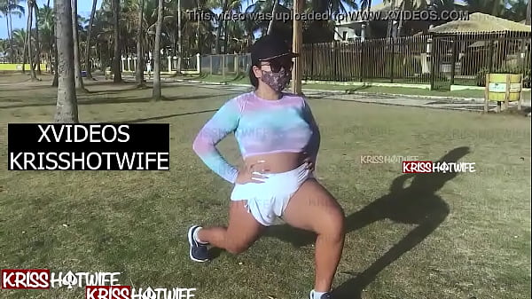 Hotwife Kriss - Kriss Hotwife Fazendo Caminhada Na Orla Da Praia Com Blusinha Transparente