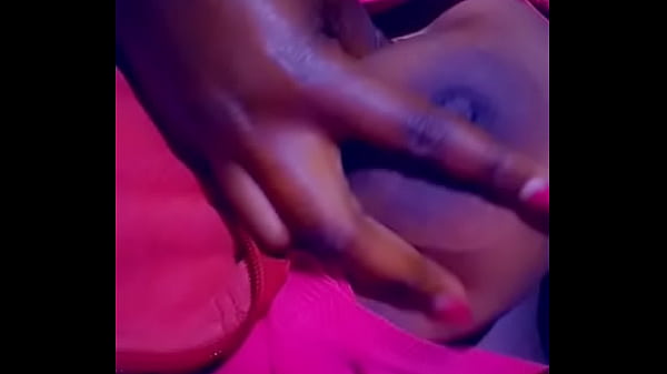 Mary Joue Avec Ses Seins Pour Moi