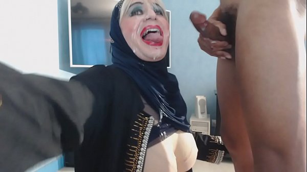 Beurette voilée se prend une faciale