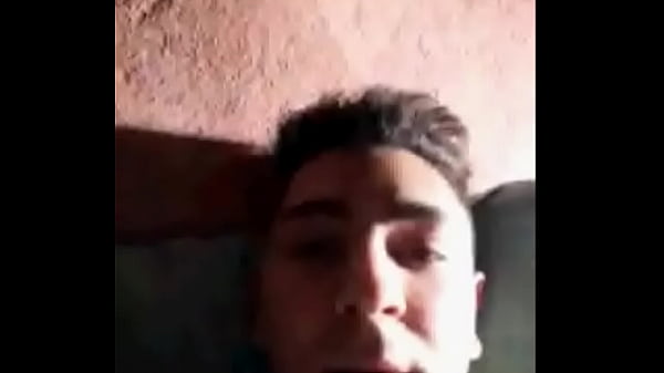 Ragazzo si sega su facebook