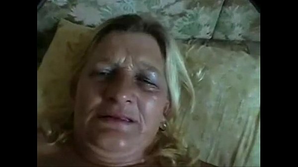 O genro gozou dentro da bucetada sogra e filmou...