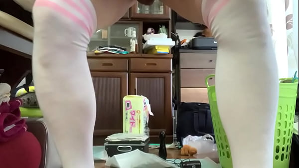 Download Video - 女装子まゆちゃんが自宅で伸縮バイブにまたがってＭ字開脚をしてあまりのきもちよさに吐息を漏らしながら声を出してあえいでいる