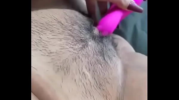 Se masturba con su rico vibrador y en seña su rico cliptoris?
