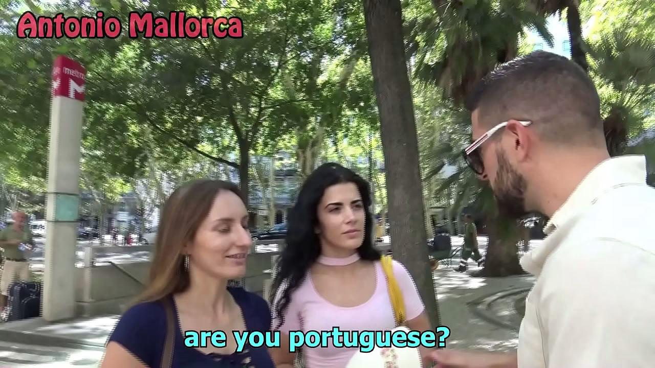 MASAJE ERÓTICO TERMINA EN TRÍO
                     handjob public kissing massage muchos negros