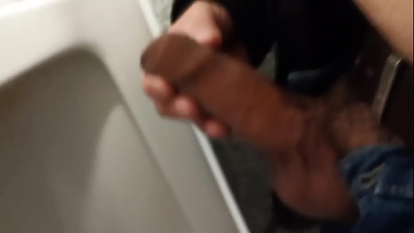 Me masturbo en baño publico