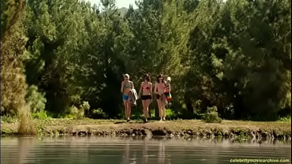 Cortney Palm Montre Ses Gros Seins À Zombeavers