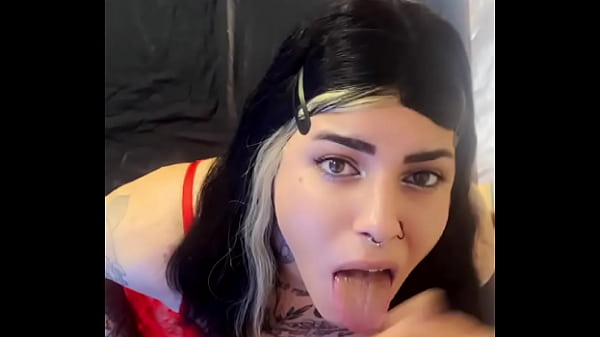 Rainha do boquete faz garganta profunda e receb...