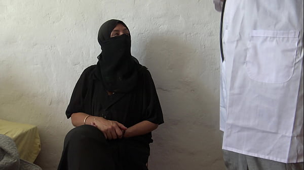 ARAB AMATEUR WIFE DRINKS CUMSHOT FROM PERVERTED DOCTOR