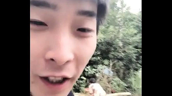 这位悲惨的人抓住了一个美丽的越南Daughter妇，他的脸庞美丽。美丽的越南妇女非常有能力在乡村做饭和烹饪，她也能够在床上工作