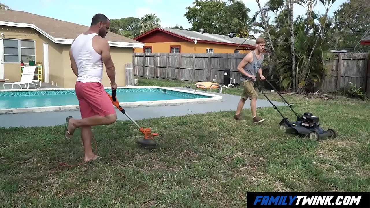 FamilyTwink - El padrastro necesita ayuda en el jardín
                    licking outdoor poolside stroking twink rimming jock anilingus gay anal standing fuck gardening standing doggystyle strong man gay stepdad gay stepson big dad familytwink muscled dad stepson fuck dad gay familiar muchos negros