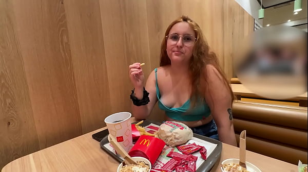 Paramos para comer e ela queria mostrar os seios - Trix Mendes