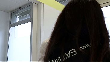 舞台裏では、トランスジェンダーの医師は、性欲旺盛な患者に犯されたいと願っている。