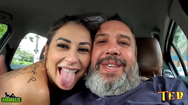 Coloquei a catarinense para mamar dentro do car...