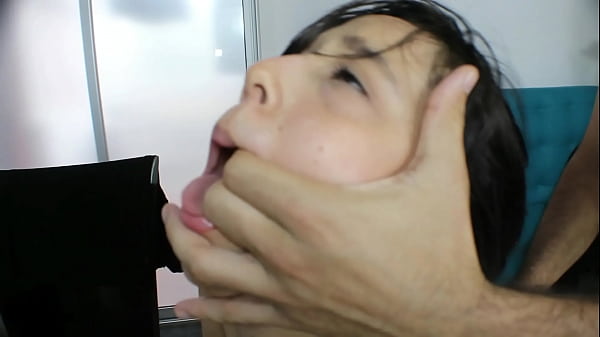 Download Video - Mi vecino se ofrece a brindarme agua en su casa hasta follarme mi rico co&ntilde;o CUM-BOCA Parte