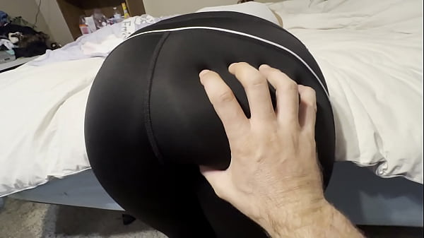 Traindo a confian&ccedil;a da minha amiga corNa - Minha amiga estava na balada enquanto eu passei na casa dela chegando o marido estava no sof&aacute; eu puta como sou ja cheguei pelada pra ser fodida