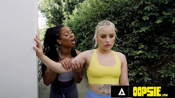 – Die beste Freundin der heißen Kira Noir wird erregt, als sie sieht, wie eine heiße Frau ihren Mann an der Leine spazieren führt