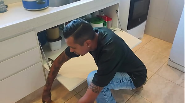 Download Video - Esposa gr&aacute;vida traiu o marido com o encanador e deixou gozar dentro&period;&lpar;completo no red&rpar;&period;