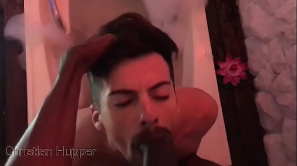 Foda com o magrinho de 18 anos e um pauzão de 2...