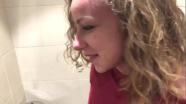 Download Video - Jeune fille de 18a suce & se fait remplir la bouche au WC publique de la gare avant de prendre son train  &excl;
