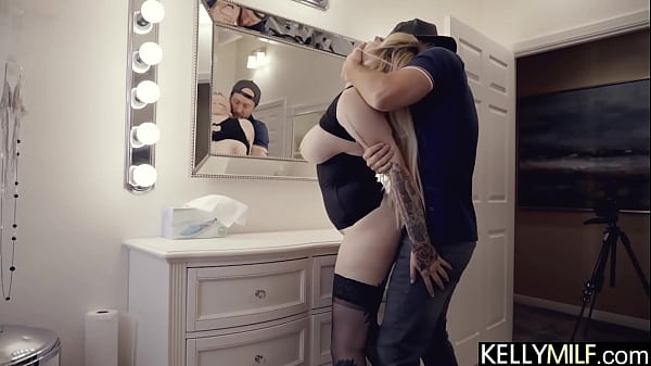 Bouncing her big ass on his dick with her boobies in his face pushes him to the limit - Hadley Haze