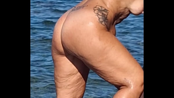 Download Video - teresa jones fa esibizionismo nella spiaggia si masturba con la gente vicino viene vista mentre a orgasmo