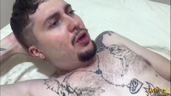 novinho tatuado da rola rosa fudeu o novinho ta...