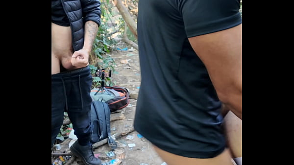 Download Video - GAROTO SURFISTA VIROU PUTINHA DE 3 ATIVOS NO MATO DOS CASADOS