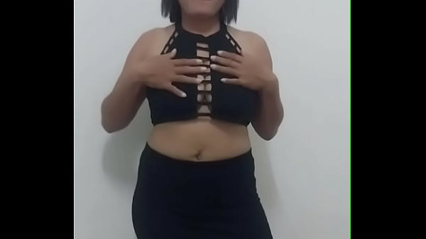 黒いスカートとトップスを着てポーズをとるタイガー