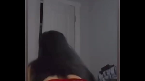 Daya moviendo el culo