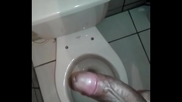 Batendo uma na banheiro