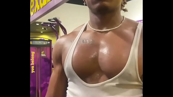 Handsomedevan hits chest