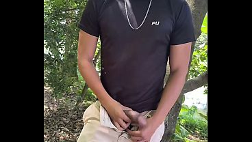 Download Video - Hetero caliente se coge a joven colombiano en parque p&uacute;blico