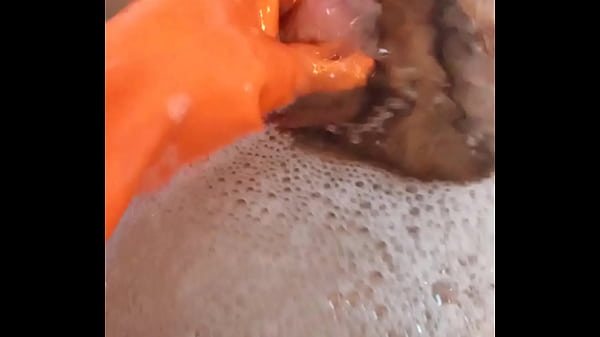 La donna delle pulizie tocca il cazzo del padrone