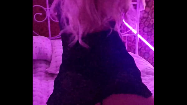 BEAUTIFUL GIRL EROTICALLY MOVES ON THE BED