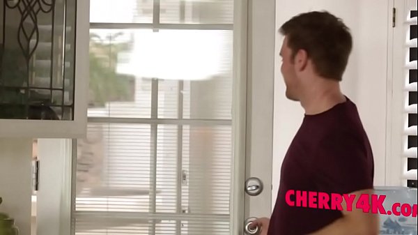 Alluring busty babe serves some hot pussy for lunch54p-1