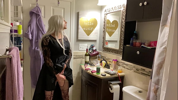 Download Video - Emo Crossdresser Puts on Buttplug and Jerks Off