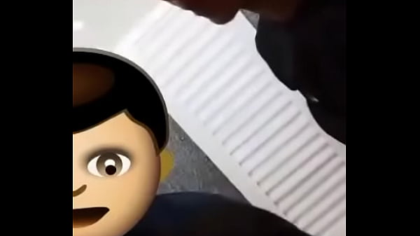 Garçon Donnant Tout Droit De 18 Ans Dans La Salle De Bain.