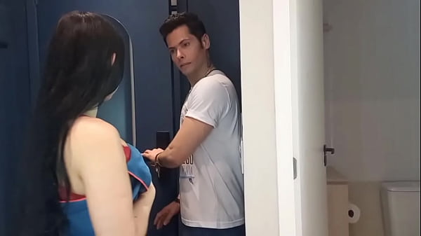 Gata safada chama vizinho pra arrumar cano da pia e enquanto ele se distraia, ela tira a roupa e manda ele chupa la.