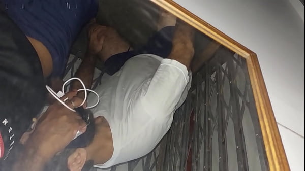 ELEVADOR QUEBROU NA MADRUGADA E COMI O MACHO QU...