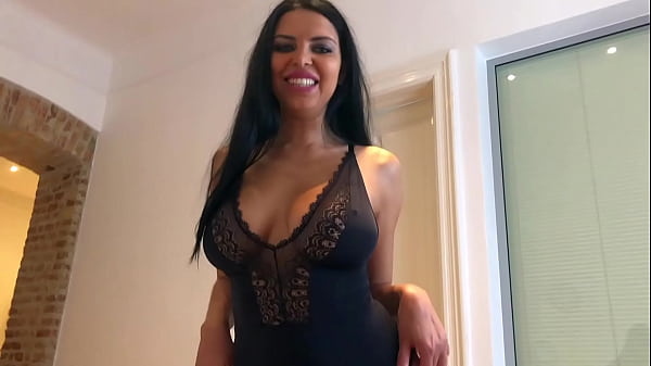 I give sensitive footfetish to my neighbour
